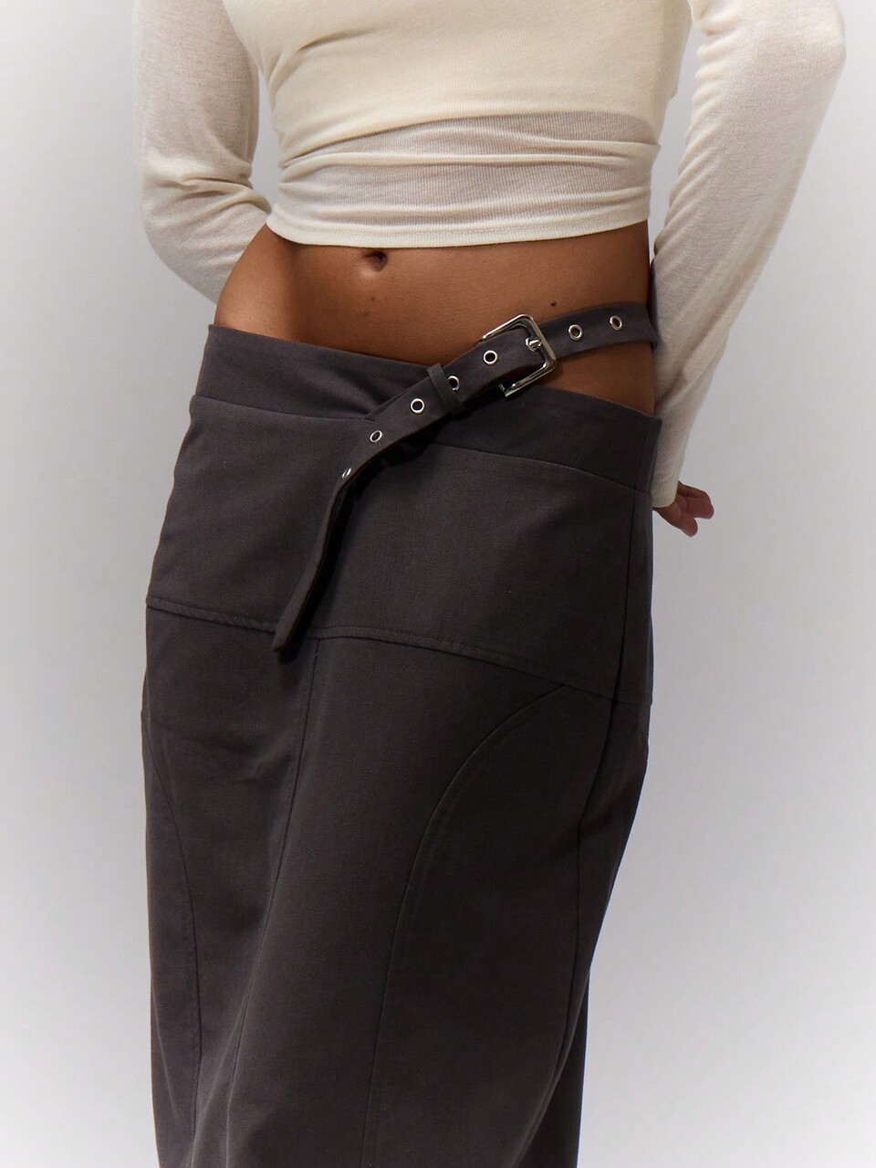 Jupe élégante d'été sexy et chic avec détail de boucle sur le côté