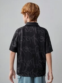 SHEIN 孩童男孩針織字母和印花圖案休閒POLO衫，帶翻領 - 黑色 - 查看 2