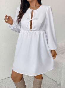 SHEIN Frenchy 大码女式蝴蝶结前喇叭下摆时尚短款连衣裙 - 白色 - 查看 5