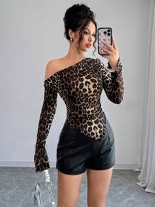 Firerie Camiseta casual de manga larga con cuello asimétrico y estampado de leopardo plisado para mujer, camiseta con estampado de leopardo y bajo asimétrico, camiseta para la vuelta al colegio para diario, fiestas, temporada de regreso al colegio, bodas, disfraces y actuaciones