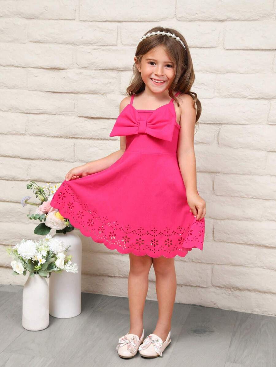 SHEIN 小女童前蝴蝶結鏤空貝殼邊吊帶洋裝 - 玫紅色 - 查看 1