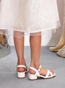 1 双时尚别致百搭奢华高跟凉鞋（适合女孩）