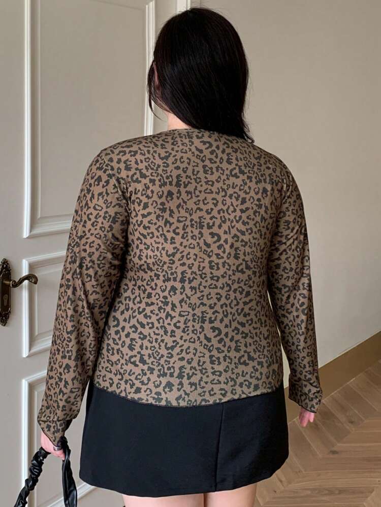 Dazy Plus T-shirt ajusté sexy à col mi-ouvert imprimé léopard grande taille, imprimé guépard pour le printemps et l'automne