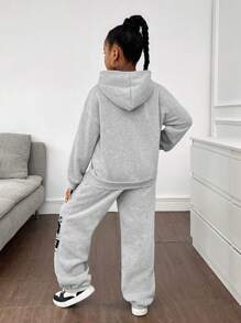 SHEIN Bộ quần áo hoodie rộng rãi và quần nỉ cho bé gái tuổi mới lớn có in hình chân dung và khẩu hiệu - Xám - Xem 2