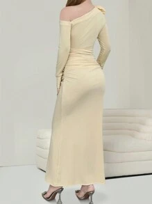 Chiquease Damen Elegantes figurbetontes Kleid mit asymmetrischem Ausschnitt, offenen Schultern und 3D Blumen Dekor, Langarm