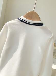 SHEIN Playful Pals 这款带刺绣图案的男婴 Polo 领 T 恤将经典 Polo 衫设计与时尚活泼的刺绣图案相结合，是宝宝衣柜中的理想单品。它具有 Polo 衫的经典优雅，同时添加了有趣的刺绣元素，让您的小宝贝看起来既可爱又时尚。衣领有两个纽扣，方便穿着，更时尚。