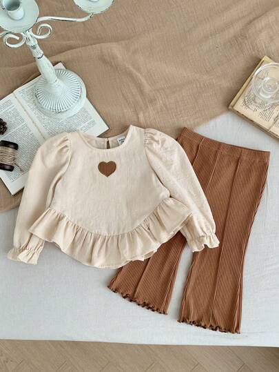 SHEIN LMoss Kids Conjunto de 2 piezas de ropa para niña bebé LMoss: Sudadera holgada de manga larga color caqui con corazón bordado, dobladillo asimétrico con volante y pantalón acampanado de canalé marrón, apropiado para fiesta y evento