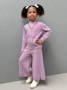 SHEIN Explorewe Dziewczęcy podstawowy minimalistyczny dzianinowy sweter z teksturą i stójką w połączeniu ze spodniami z rozcięciem u dołu, prezentujący wygodę i modę do codziennego noszenia w domu. Nadaje się na sezon jesienno-zimowy, z miękkiej i przytulnej tkaniny. Ten zestaw pozwala dziewczynkom na pokazanie zabawnego i uroczego stylu w domu, pozwalając im cieszyć się komfortem i ciepłem w domu w chłodniejsze pory roku.