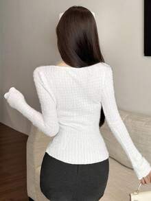 DAZY Áo thun nữ cổ chữ V tay dài ôm sát có họa tiết nơ trang trí - trắng - Xem 7