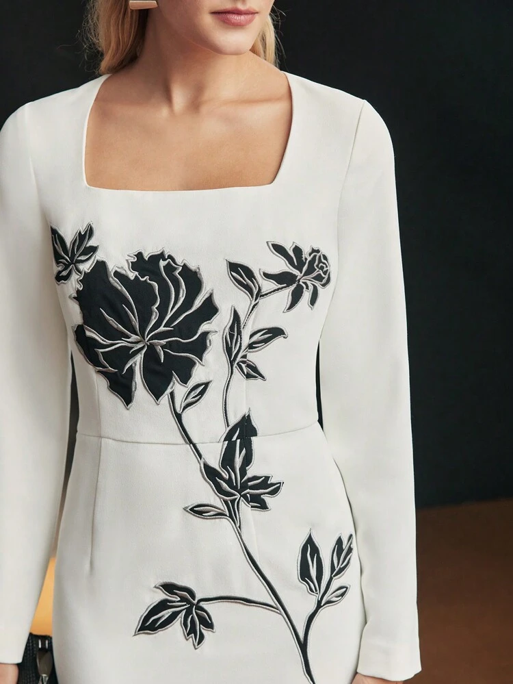 Figurbetontes Kleid mit floraler Stickerei