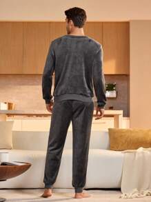 Snug Zone 男士圆领长袖字母刺绣简约休闲睡衣套装（上衣和裤子），舒适优雅细节，秋冬服装，蓬松柔软 - 深灰色 - 查看 2