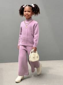 SHEIN Explorewe Dziewczęcy podstawowy minimalistyczny dzianinowy sweter z teksturą i stójką w połączeniu ze spodniami z rozcięciem u dołu, prezentujący wygodę i modę do codziennego noszenia w domu. Nadaje się na sezon jesienno-zimowy, z miękkiej i przytulnej tkaniny. Ten zestaw pozwala dziewczynkom na pokazanie zabawnego i uroczego stylu w domu, pozwalając im cieszyć się komfortem i ciepłem w domu w chłodniejsze pory roku.