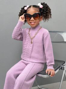 SHEIN Explorewe Dziewczęcy podstawowy minimalistyczny dzianinowy sweter z teksturą i stójką w połączeniu ze spodniami z rozcięciem u dołu, prezentujący wygodę i modę do codziennego noszenia w domu. Nadaje się na sezon jesienno-zimowy, z miękkiej i przytulnej tkaniny. Ten zestaw pozwala dziewczynkom na pokazanie zabawnego i uroczego stylu w domu, pozwalając im cieszyć się komfortem i ciepłem w domu w chłodniejsze pory roku.