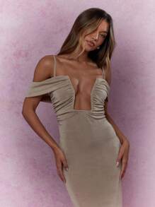 MISSGUIDED Vestito lungo Bardot a collo con scollo profondo, con dettagli in filo metallico, e spalline - Cachi - Visualizzare 3