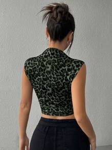 SHEIN EZwear Top corto de leopardo con cuello de halter, con acanaladura de malla para mujeres - Verde militar - Ver 2