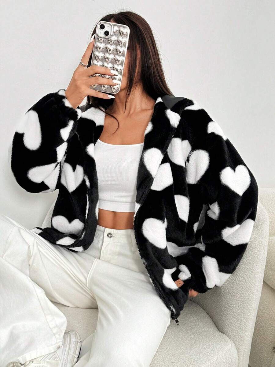 SHEIN EZwear Chaqueta de peluche con capucha con cremallera, hombros caídos y estampado de corazones rosas, cómoda para el otoño/invierno - Blanco y Negro - Ver 1