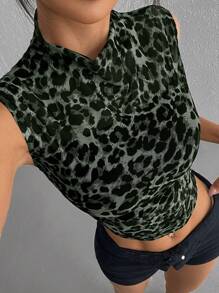 SHEIN EZwear Top corto de leopardo con cuello de halter, con acanaladura de malla para mujeres - Verde militar - Ver 4