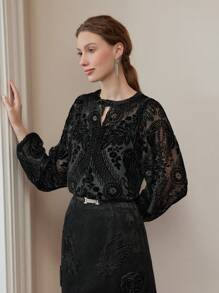 MOTF PREMIUM Blusa con cuello de orificio y estampado floral en relieve
