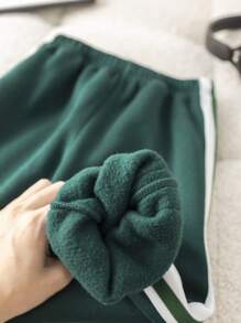 SHEIN Leap Crew 2 pièces Ensemble sweat-shirt ample avec bande rayée vert foncé et pantalon pour jeunes garçons, sports et casual, confortable pour l'école, les sorties et les saisons d'automne/hiver - Vert sapin - Voir 4