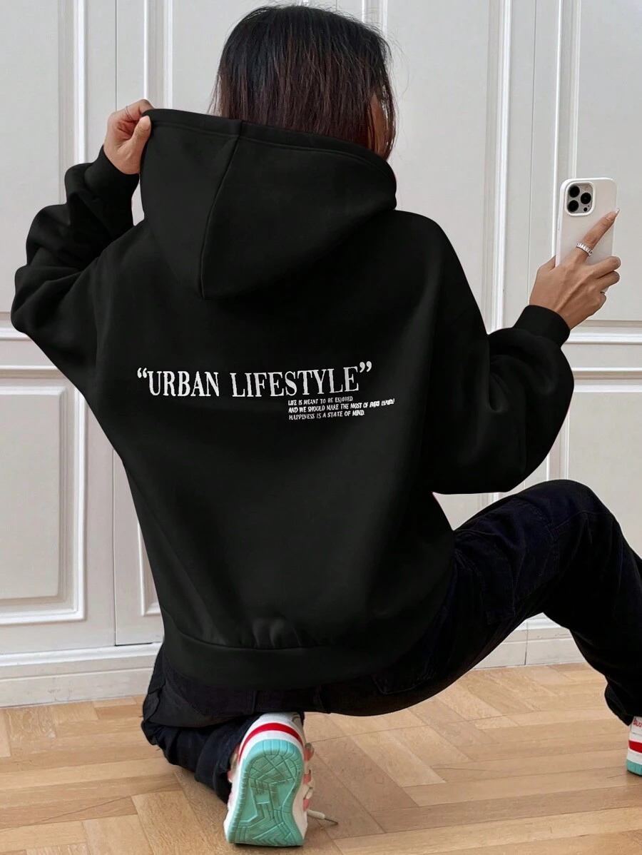 SHEIN 少女休闲“都市生活”标语印花连帽卫衣,加厚长袖卫衣,适合秋冬季穿着 - 黑色 - 查看 1