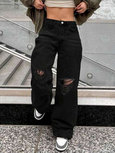 Jeans anchos de pierna ancha apilados y desgastados de manera casual
