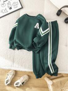 SHEIN Leap Crew 2 pièces Ensemble sweat-shirt ample avec bande rayée vert foncé et pantalon pour jeunes garçons, sports et casual, confortable pour l'école, les sorties et les saisons d'automne/hiver - Vert sapin - Voir 1