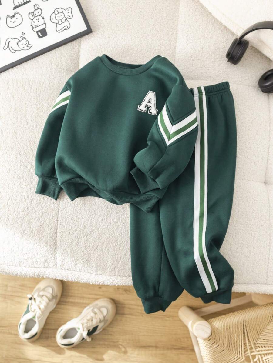 SHEIN Leap Crew 2 pièces Ensemble sweat-shirt ample avec bande rayée vert foncé et pantalon pour jeunes garçons, sports et casual, confortable pour l'école, les sorties et les saisons d'automne/hiver - Vert sapin - Voir 1