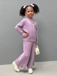SHEIN Explorewe Dziewczęcy podstawowy minimalistyczny dzianinowy sweter z teksturą i stójką w połączeniu ze spodniami z rozcięciem u dołu, prezentujący wygodę i modę do codziennego noszenia w domu. Nadaje się na sezon jesienno-zimowy, z miękkiej i przytulnej tkaniny. Ten zestaw pozwala dziewczynkom na pokazanie zabawnego i uroczego stylu w domu, pozwalając im cieszyć się komfortem i ciepłem w domu w chłodniejsze pory roku.