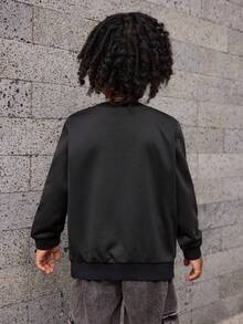 SHEIN Explorewe Áo nỉ cổ tròn màu đen in chữ và hình xe đua thời trang cho bé trai. Thiết kế in chữ và hình xe đua mang đến cho chiếc áo nỉ một cảm giác độc đáo, thể hiện niềm đam mê tốc độ và tự do của bé trai. Thiết kế cổ tròn màu đen đơn giản và thanh lịch, phù hợp để mặc hàng ngày, thể hiện gu thời trang cá tính. Chiếc áo nỉ này có thể kết hợp với nhiều loại quần như quần jean, quần âu, và cũng thích hợp để mặc với áo khoác vào mùa đông, tạo nên phong cách thời trang riêng biệt, toát lên vẻ mát mẻ và năng động. - màu đen - Xem 2