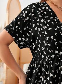 SHEIN LUNE Váy ngắn chấm bi cổ chữ V cỡ lớn & họa tiết hoa nhỏ - màu đen - Xem 4