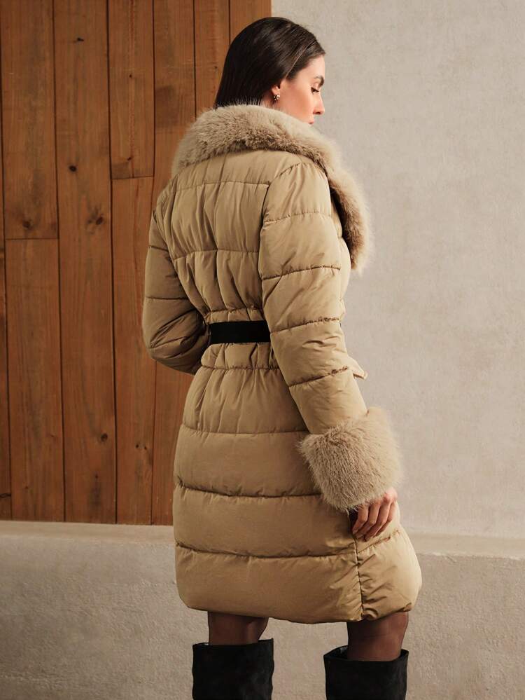 Chaqueta versátil de longitud media para mujer con cuello de piel grueso