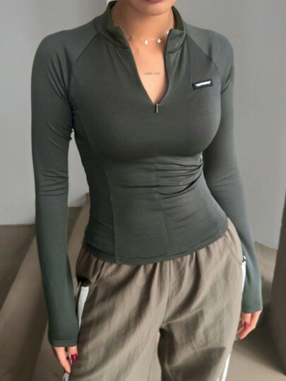 DAZY Camiseta de manga larga para mujer de ajuste ceñido con cuello medio tortuga, media cartera y parche de silicona con letra, ropa de otoño, ropa de vuelta al colegio, tops estilo preppy