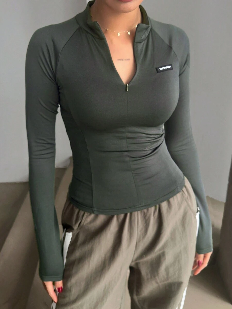 DAZY 半高领半开襟字母硅胶贴片修身女式长袖 T 恤、秋季服装、返校服装学院风上衣 - 深灰色 - 查看 1