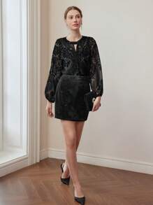 MOTF PREMIUM Blusa con cuello de orificio y estampado floral en relieve