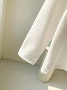 SHEIN Playful Pals 这款带刺绣图案的男婴 Polo 领 T 恤将经典 Polo 衫设计与时尚活泼的刺绣图案相结合，是宝宝衣柜中的理想单品。它具有 Polo 衫的经典优雅，同时添加了有趣的刺绣元素，让您的小宝贝看起来既可爱又时尚。衣领有两个纽扣，方便穿着，更时尚。