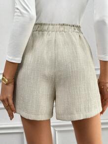 Chiquease 腰部束腰純色短褲，配有口袋和單排扣閉合設計，能讓您顯瘦 - 卡其色 - 查看 2