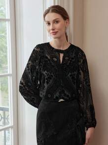 MOTF PREMIUM Blusa con cuello de orificio y estampado floral en relieve