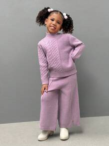 SHEIN Explorewe Dziewczęcy podstawowy minimalistyczny dzianinowy sweter z teksturą i stójką w połączeniu ze spodniami z rozcięciem u dołu, prezentujący wygodę i modę do codziennego noszenia w domu. Nadaje się na sezon jesienno-zimowy, z miękkiej i przytulnej tkaniny. Ten zestaw pozwala dziewczynkom na pokazanie zabawnego i uroczego stylu w domu, pozwalając im cieszyć się komfortem i ciepłem w domu w chłodniejsze pory roku.