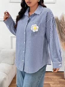 SHEIN Frenchy 大码女装春夏宽松条纹袖花卉装饰衬衫 - 藍色 - 查看 4