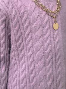 SHEIN Explorewe Dziewczęcy podstawowy minimalistyczny dzianinowy sweter z teksturą i stójką w połączeniu ze spodniami z rozcięciem u dołu, prezentujący wygodę i modę do codziennego noszenia w domu. Nadaje się na sezon jesienno-zimowy, z miękkiej i przytulnej tkaniny. Ten zestaw pozwala dziewczynkom na pokazanie zabawnego i uroczego stylu w domu, pozwalając im cieszyć się komfortem i ciepłem w domu w chłodniejsze pory roku.