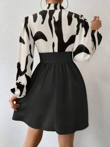 Chiquease Rochie scurtă cu mâneci lungi, cu guler în picioare, cu imprimeu integral, mozaic