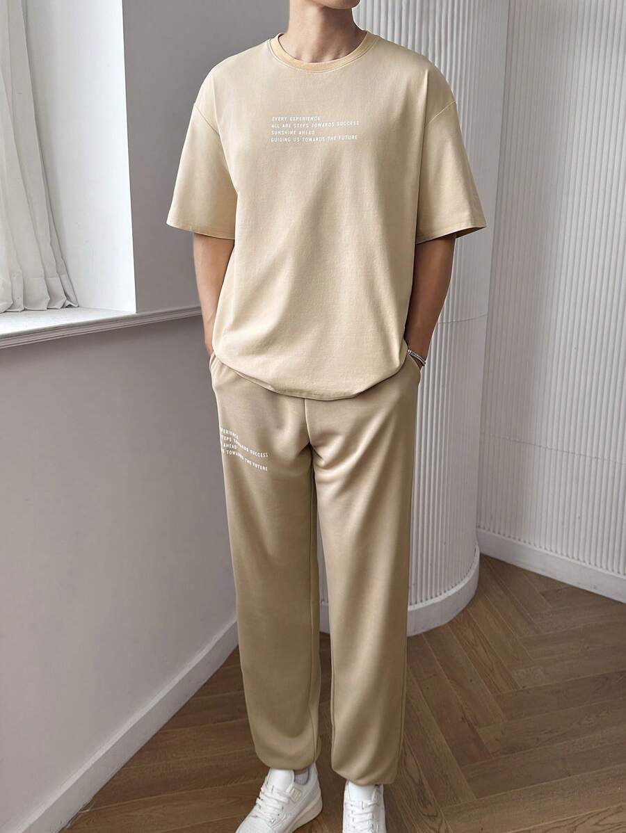 Manfinity Hypemode Bộ quần áo thun tay ngắn cổ tròn in chữ và dây rút thời trang cho nam - Màu Khaki - Xem 1