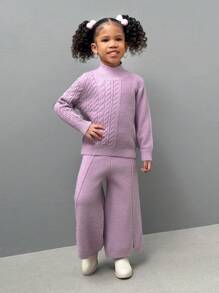 SHEIN Explorewe Dziewczęcy podstawowy minimalistyczny dzianinowy sweter z teksturą i stójką w połączeniu ze spodniami z rozcięciem u dołu, prezentujący wygodę i modę do codziennego noszenia w domu. Nadaje się na sezon jesienno-zimowy, z miękkiej i przytulnej tkaniny. Ten zestaw pozwala dziewczynkom na pokazanie zabawnego i uroczego stylu w domu, pozwalając im cieszyć się komfortem i ciepłem w domu w chłodniejsze pory roku.