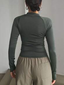 DAZY 半高领半开襟字母硅胶贴片修身女式长袖 T 恤、秋季服装、返校服装学院风上衣 - 深灰色 - 查看 4