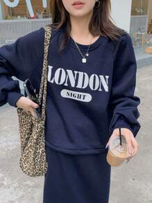 DAZY Bộ 2 món gồm áo nỉ cổ tròn in chữ và chân váy chữ A màu trơn dành cho nữ, bộ đồ mặc nhà giữ ấm mùa thu cho nữ. - Màu xanh hải quân - Xem 3