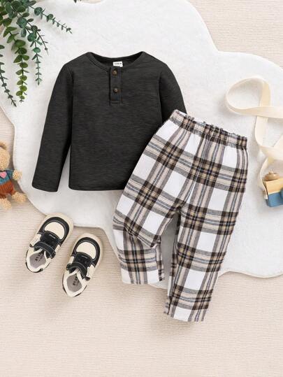 SHEIN 男婴 2 件套睡衣套装柔软针织纯色圆领毛衣和格子裤休闲装