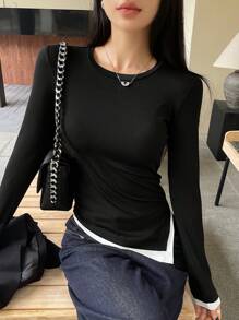 DAZY Camiseta con diseño de empalme y dobladillo asimétrico para mujer