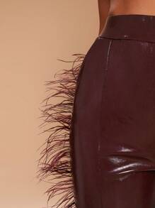 SHEIN Unity 大胆红色人造皮革短款上衣和高腰裤套装，带有羽毛细节