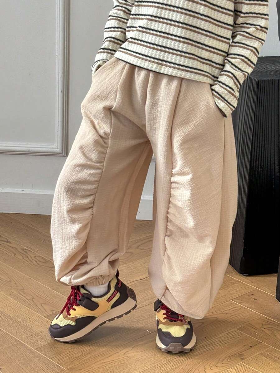 SHEIN Boys Beige Loose Pants, Front Leg With Pleated Design To Enhance Fashion, Simple Style With 3D Effect, Relaxed Fit Provides Ample Movement, Suitable For Casual And Outdoor Activities, Suitable For Autumn/Winter
