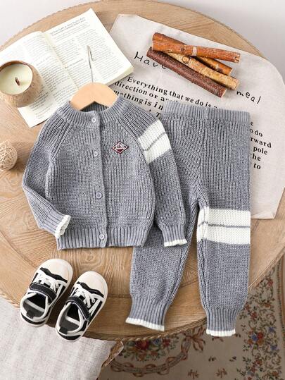 2pcs Baby Boy Grey Knitted Sweater And Pants Set, Comfortable Soft Casual Outfit For Autumn Winter. The Sweater Features A Classic Round Neck Design, Showcasing A Cute And Gentlemanly Style. The Contrasting Colors Create A Unique And Academic Look. The Pants Are Made Of Soft, Comfortable Material Suitable For Delicate Baby Skin, Keeping The Little One Warm And Cozy. The Soft, Warm Fabric Makes It A Great Layering Piece For Family Gatherings, Outings, Parent-Child Activities, And Holiday Parties.
